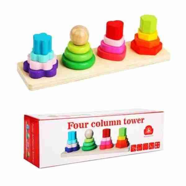 Quatre colonnes géométriques en bois